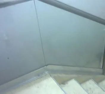 Barandal de cristal en escalera interior