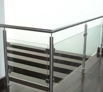 Barandal de cristal con postes en escalera