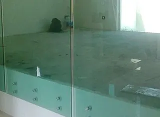 Barandal de paneles de cristal en entrepiso