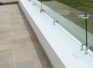 Barandal de cristal en terraza