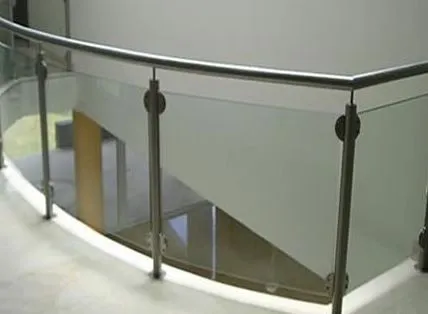 Barandal curvo de cristal con pasamanos en escalera interior