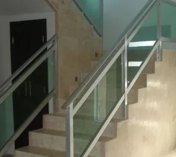 Escalera con barandal de cristal y pasamanos