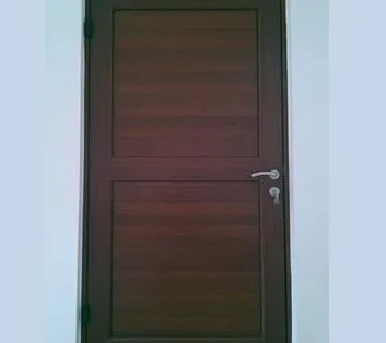 Puerta de aluminio con acabado madera