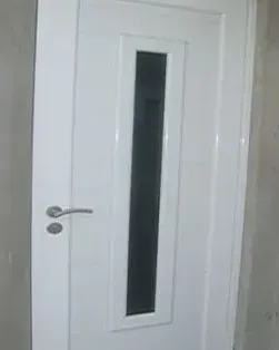 Puerta de aluminio blanca con franja de cristal