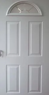 Puerta de aluminio blanca tipo tablero