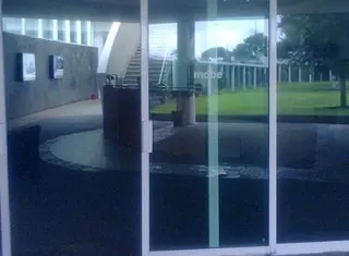 Puerta corrediza de cristal en acceso comercial