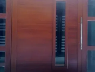 Puerta con acabado madera y ventanillas de vidrio
