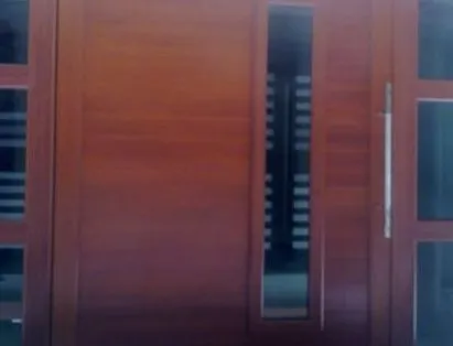 Puerta con acabado madera y ventanillas de vidrio