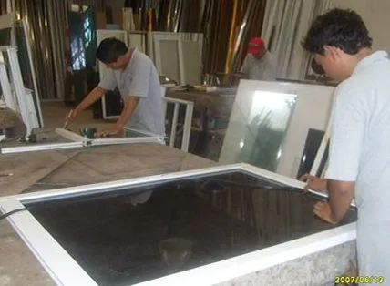 Personal de Aluvicel armando una ventana de aluminio en el taller