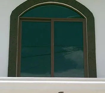 Ventana con arco y acabado madera